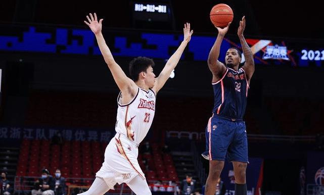 里程碑夜罗马再遭质疑，CBA季后赛窗口期刷纪录，球迷炸锅，更衣室氛围转暖的简单介绍