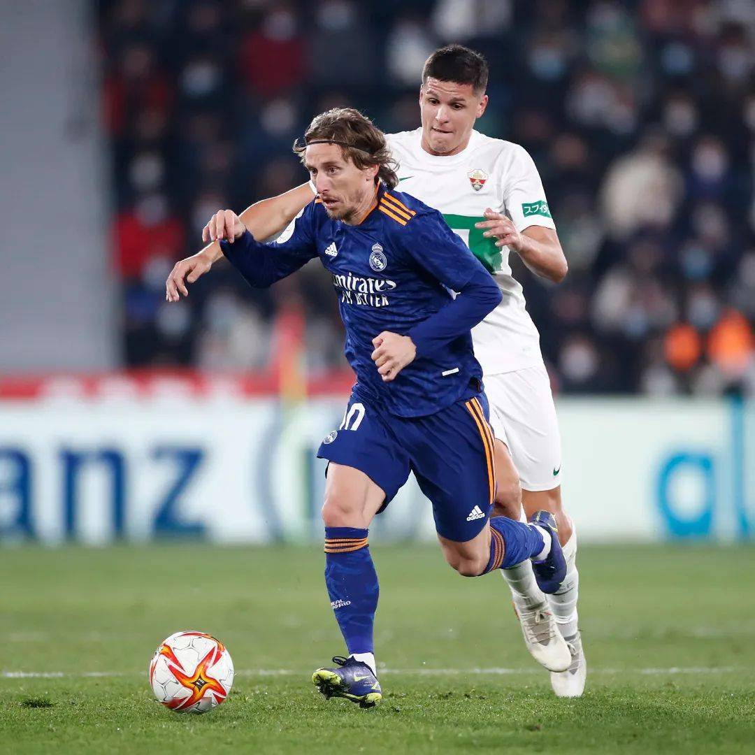 洛杉矶湖人迎国王杯关键赛；赛后内部沟通；悬念犹存；医务组通报恢复(洛杉矶湖人今天比赛)