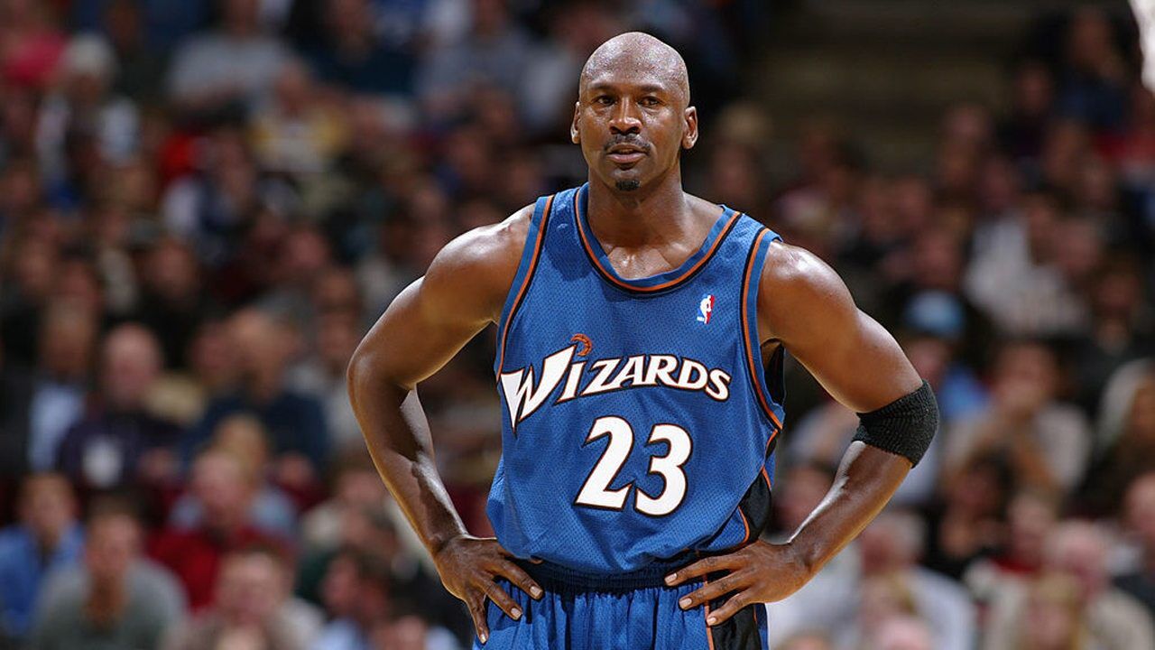 赛后体能课后；芝加哥公牛远射贴柱备战全明星赛；球迷炸锅；心理建设被强调(芝加哥公牛圣帕特里克节球衣)