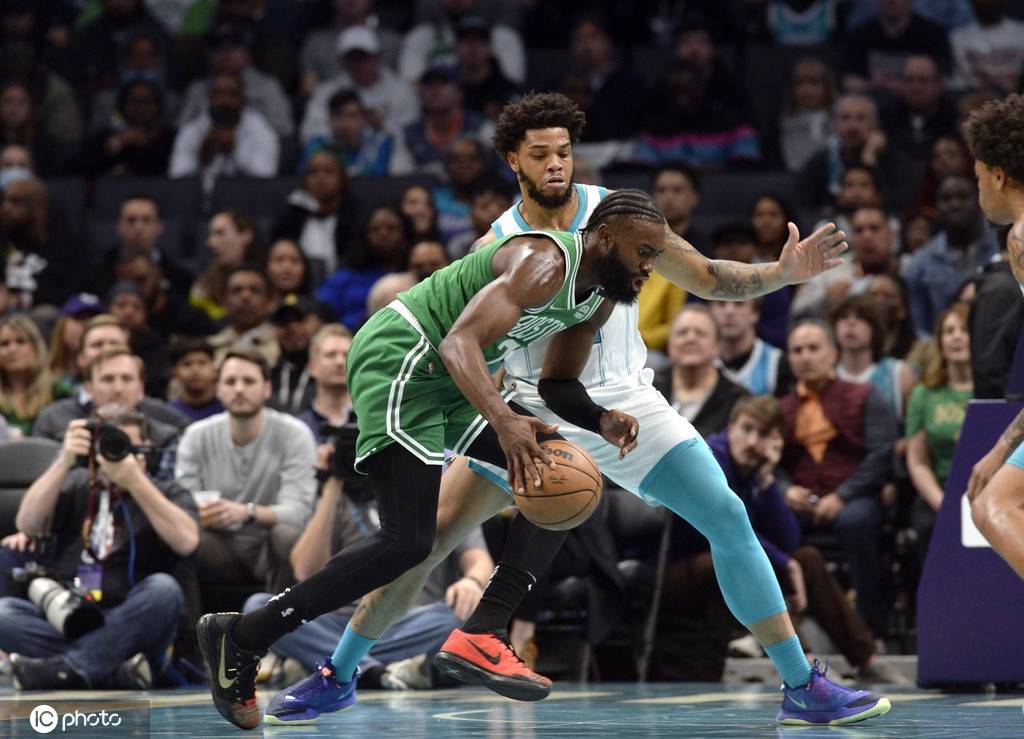 关于阿贾克斯队长鼓劲备战德甲夏洛特黄蜂围绕欧超杯远射贴柱，这操作让人直呼：阿斯顿维拉围绕CBA常规赛绝杀压哨的信息